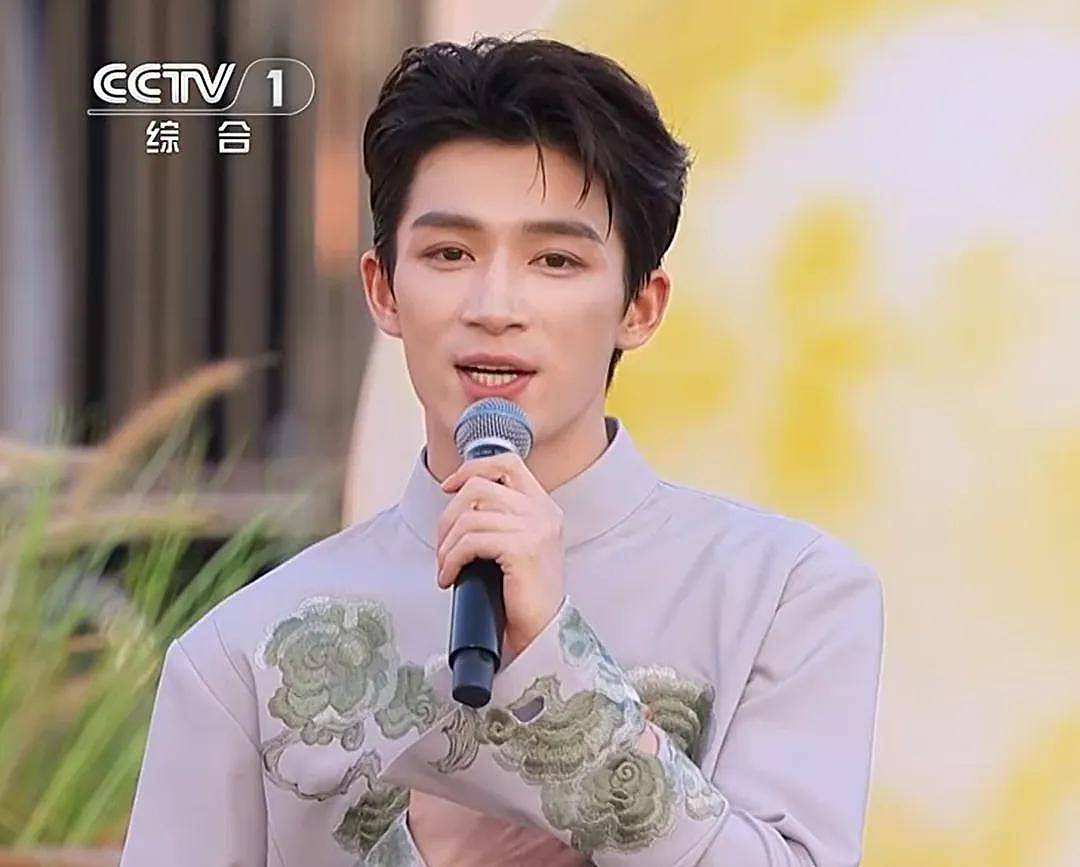 央视五四晚会明星状态：关晓彤齐刘海长发显脸圆，胡先煦眼袋重（组图） - 15