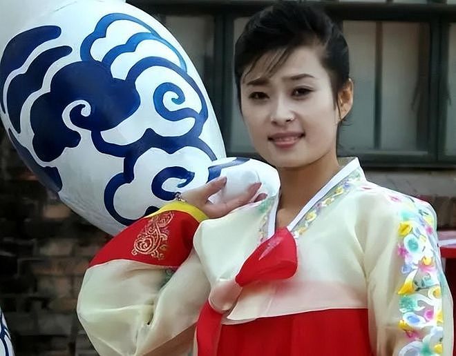 23岁朝鲜姑娘远嫁上海，7年寄回50万，回家探亲时却傻眼了（组图） - 3