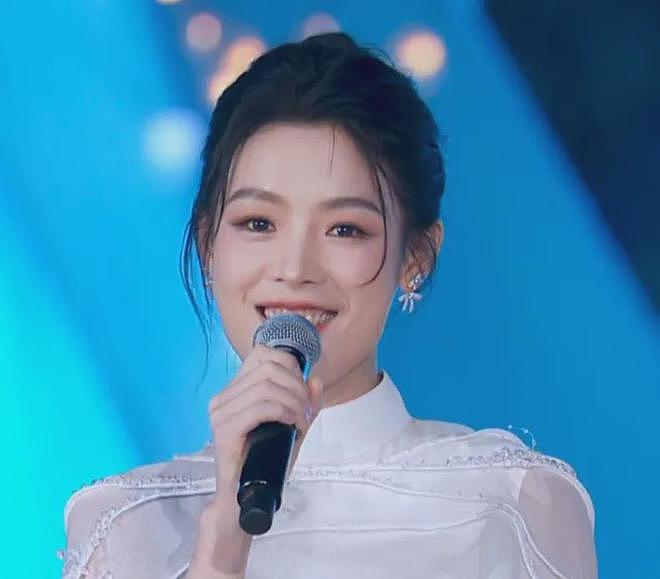 央视五四晚会镜头下的明星：关晓彤晕妆，王一博显疲惫，宋轶脸僵（组图） - 18