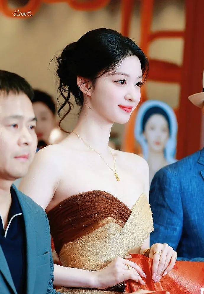 “小刘亦菲”王楚然绝美写真!雪肤玉貌身材火辣...(组图) - 9