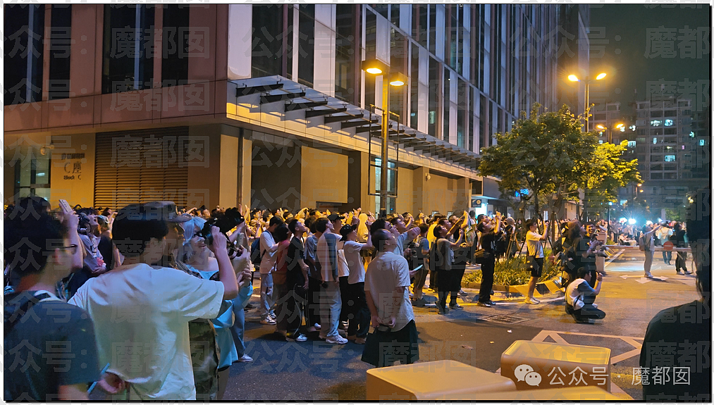 热搜第一!西安夜空不明物是什么?萤火虫漫展场外事件全解析(视频/组图) - 18