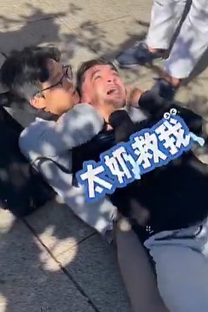 中国小伙海外遭遇抢劫,直接将歹徒锁喉!视频网上疯传(组图) - 1