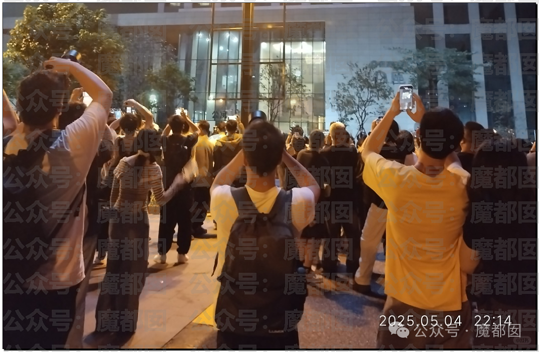 热搜第一!西安夜空不明物是什么?萤火虫漫展场外事件全解析(视频/组图) - 25