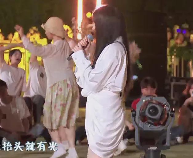 央视五四晚会镜头下的明星：关晓彤晕妆，王一博显疲惫，宋轶脸僵（组图） - 8