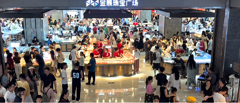 价格又跌了！疯狂买买买，有人拖着行李箱“扫货“！店铺被围得水泄不通...（组图） - 5