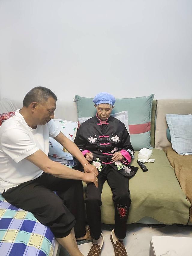 51岁男子背88岁母亲旅游走红：您背我长大，我背您到老（组图） - 3