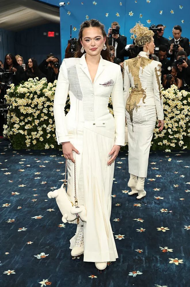56岁邓文迪闪耀MetGala,“金冠”霸气却廉价(组图) - 6