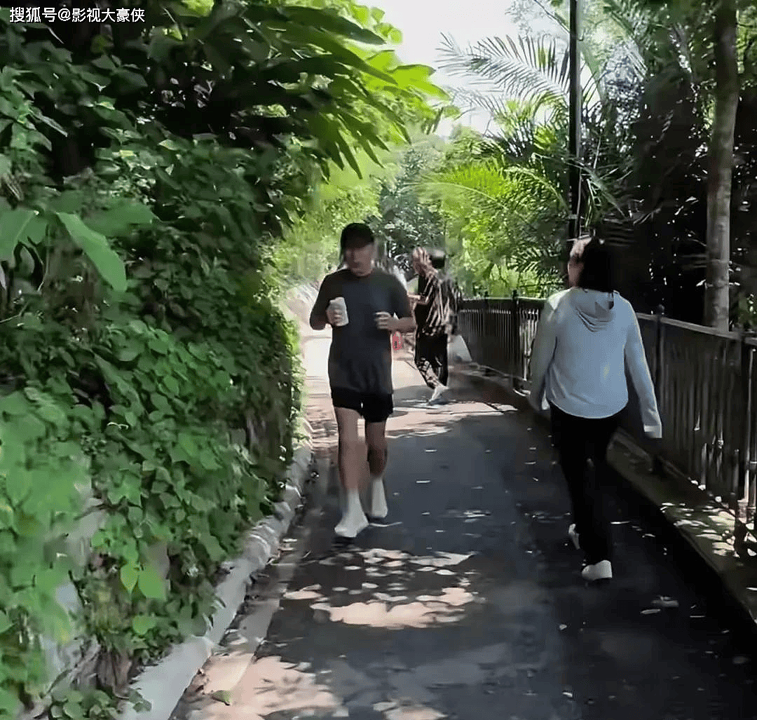 偶遇63岁梁朝伟晨跑，穿着朴素步履轻盈状态好（组图） - 2