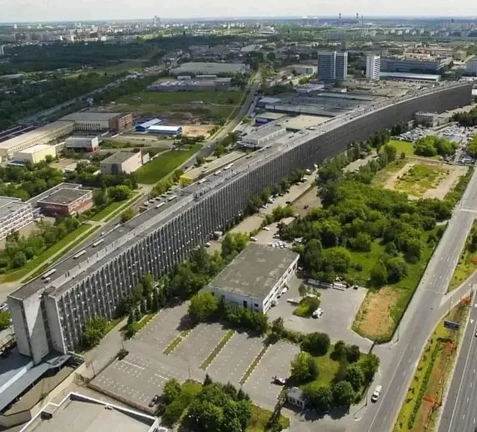 太逆天了!中国这座教学楼以736米的长度喜提“亚洲第一长”!网友:世界上最遥远的距离又出现了(组图) - 13