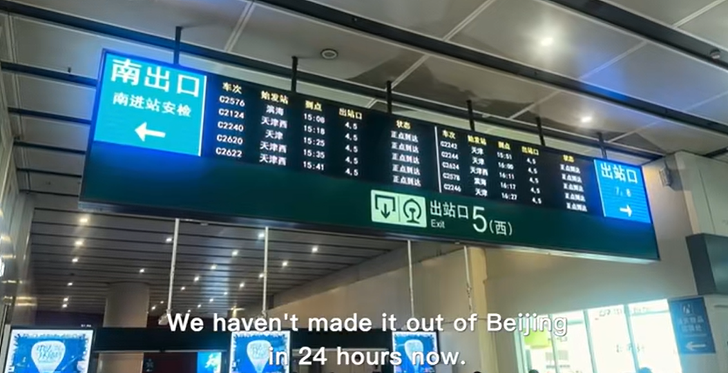 BBC真人秀来中国拍摄引热议!情侣选手三蹦子车后接吻,母子选手滞留了36个小时才出北京...(组图) - 17