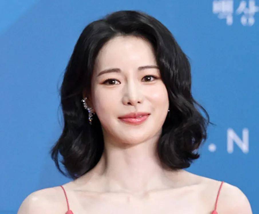 韩国百想大赏红毯生图来了！宋慧乔短发显老，张娜拉脸僵，IU胖了...（组图） - 10