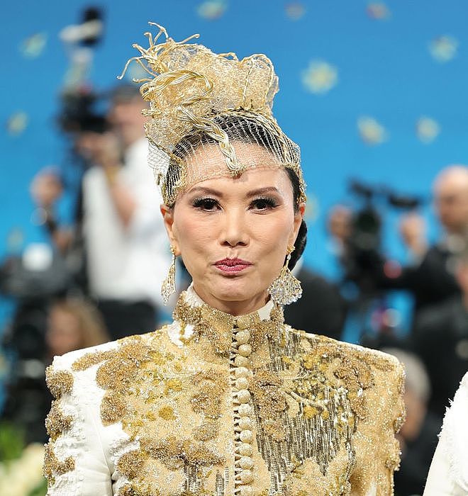 56岁邓文迪闪耀MetGala,“金冠”霸气却廉价(组图) - 4
