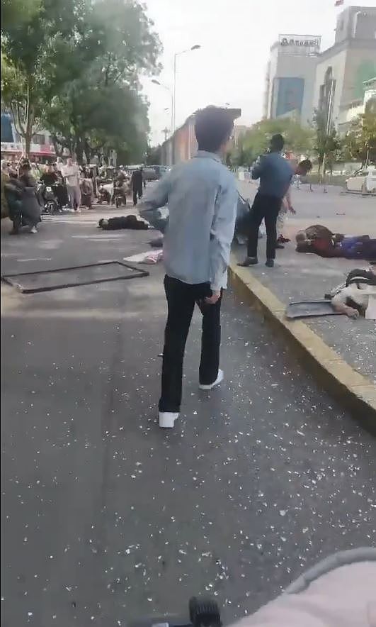 6死2伤!山东私家车冲向公交站,现场一片狼藉,肇事司机被捕(视频/组图) - 7