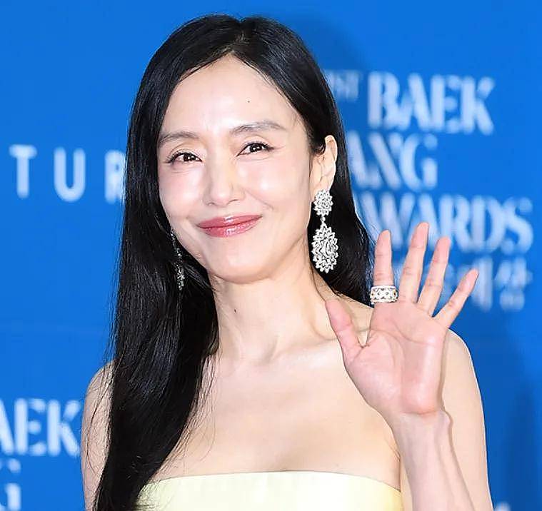 韩国百想大赏红毯生图来了！宋慧乔短发显老，张娜拉脸僵，IU胖了...（组图） - 9