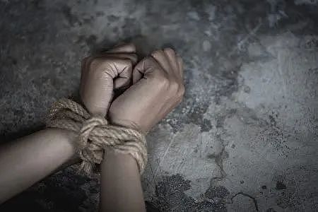 “不给钱就撕票、卖器官” 中国富二代留学生被绑架，惨遭绑匪扒光衣服强行灌水...（组图） - 6
