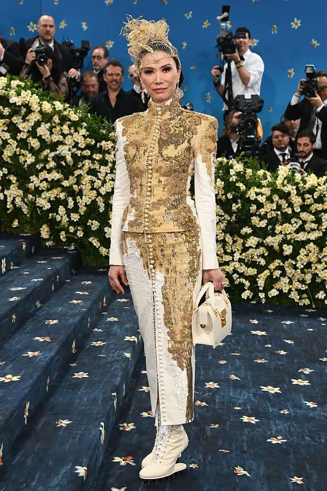 56岁邓文迪闪耀MetGala,“金冠”霸气却廉价(组图) - 1
