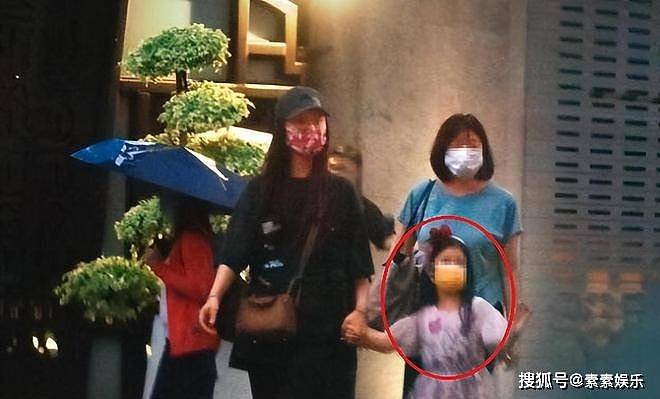林心如霍建华带女儿出门，霍建华变成“女儿控”，8岁小海豚可爱（组图） - 6
