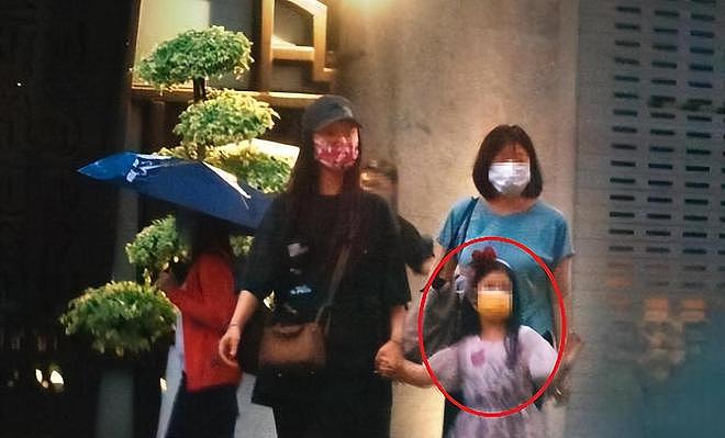 林心如霍建华带女儿出门，霍建华变成“女儿控”，8岁小海豚可爱（组图） - 6