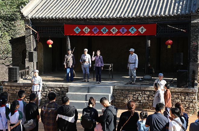 “跟着团长打县城”假期爆火,知名演员客串反派!网友:怕收不住手(组图) - 4