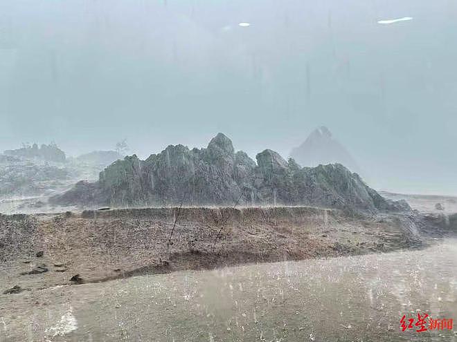 狂风骤雨中,女船长带游客平安上岸又迅速返回救援(组图) - 2