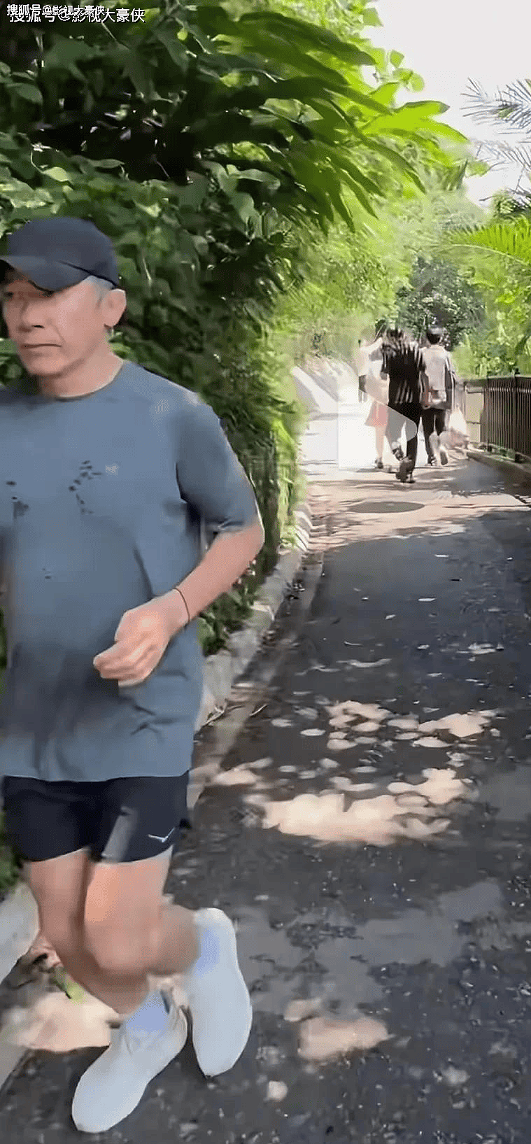偶遇63岁梁朝伟晨跑，穿着朴素步履轻盈状态好（组图） - 3