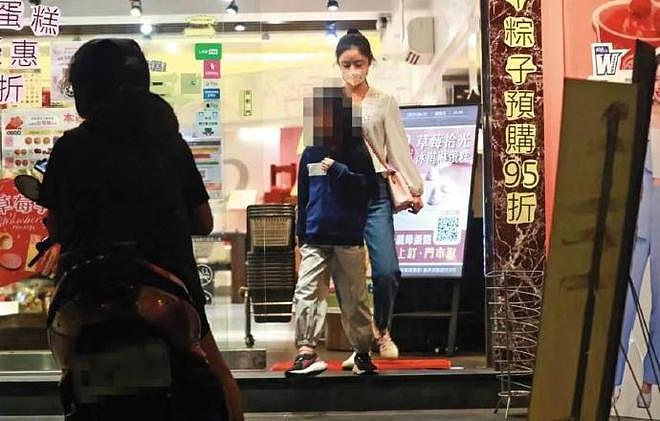 林心如霍建华带女儿出门，霍建华变成“女儿控”，8岁小海豚可爱（组图） - 2