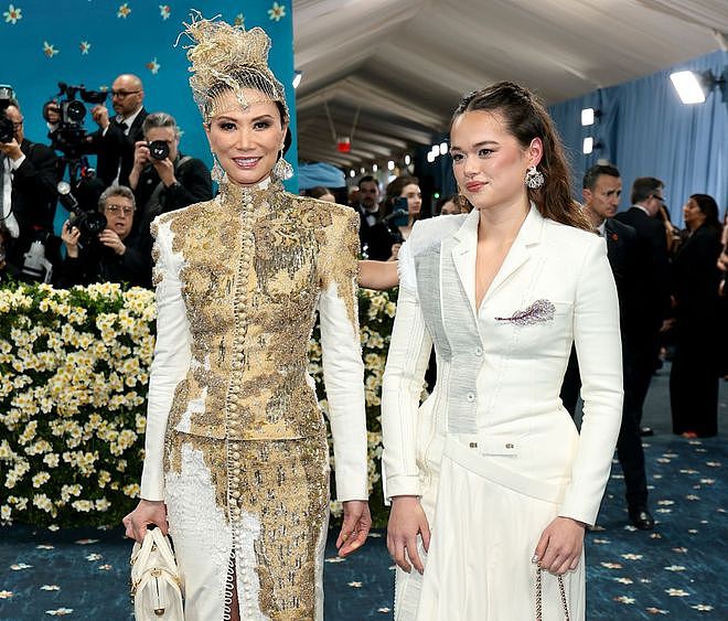 56岁邓文迪闪耀MetGala,“金冠”霸气却廉价(组图) - 5