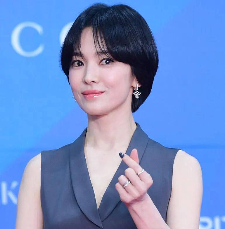 韩国百想大赏红毯生图来了！宋慧乔短发显老，张娜拉脸僵，IU胖了...（组图） - 1