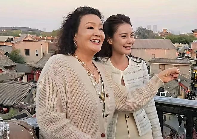 马筱梅发声否认坐台！和神秘男性互动时间线曝光，张兰破防删评（组图） - 1