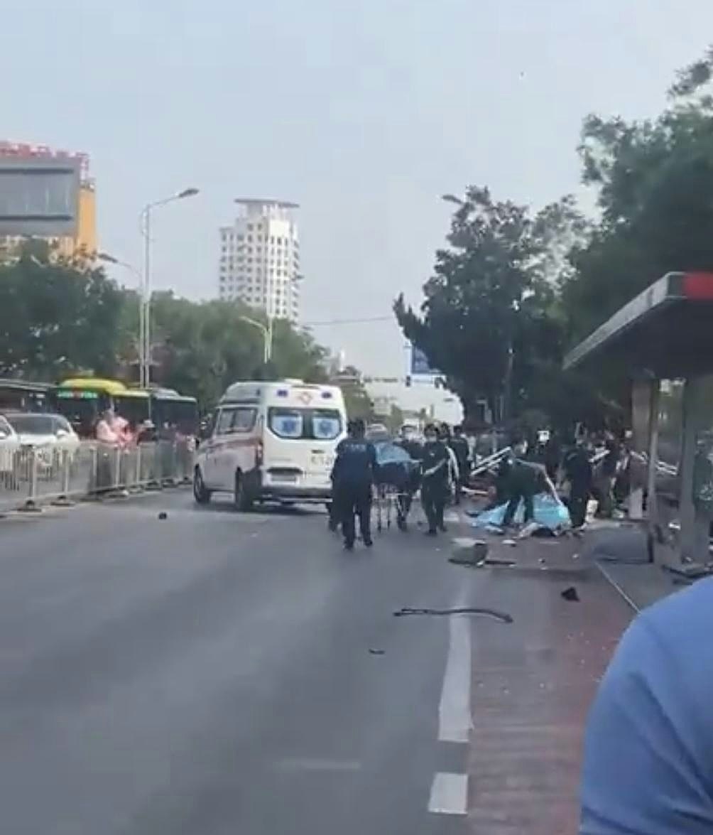 6死2伤!山东私家车冲向公交站,现场一片狼藉,肇事司机被捕(视频/组图) - 1