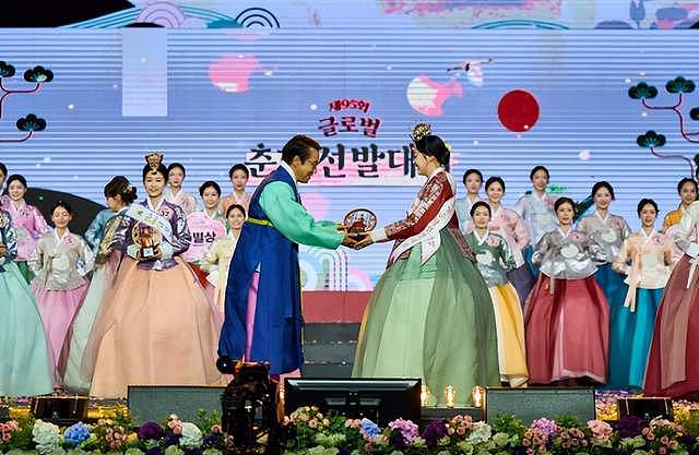金发碧眼！白人女孩成韩国传统“春香美人”...（组图） - 4