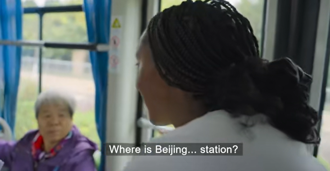 BBC真人秀来中国拍摄引热议!情侣选手三蹦子车后接吻,母子选手滞留了36个小时才出北京...(组图) - 15