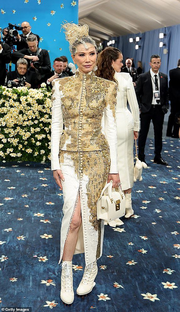 56岁邓文迪闪耀MetGala,“金冠”霸气却廉价(组图) - 3