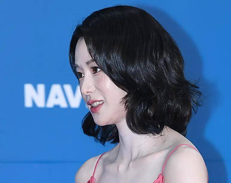 韩国百想大赏红毯生图来了！宋慧乔短发显老，张娜拉脸僵，IU胖了...（组图） - 11