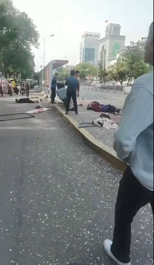 6死2伤!山东私家车冲向公交站,现场一片狼藉,肇事司机被捕(视频/组图) - 6