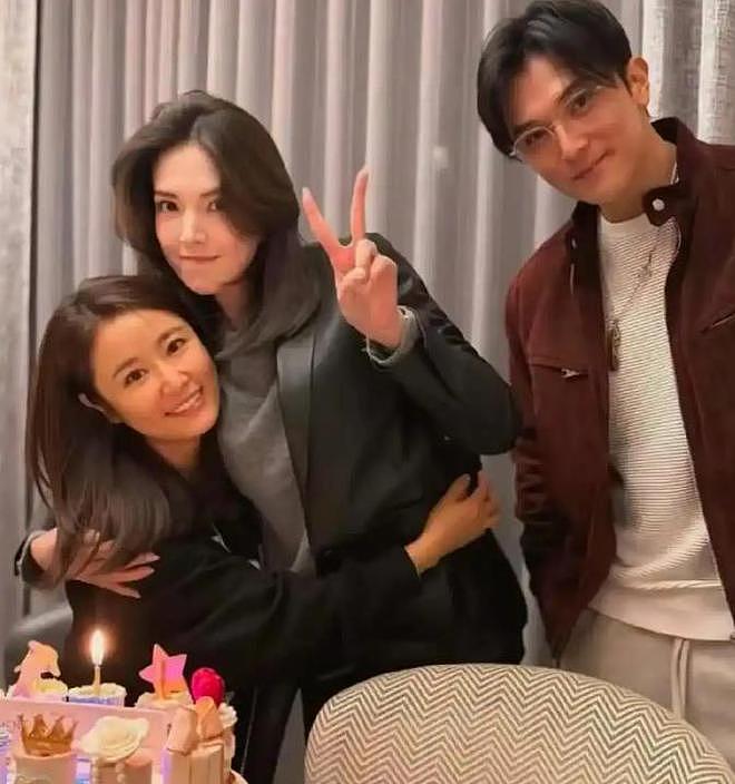 林心如霍建华带女儿出门，霍建华变成“女儿控”，8岁小海豚可爱（组图） - 14