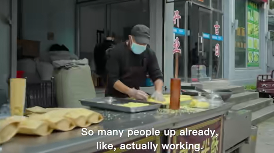 BBC真人秀来中国拍摄引热议!情侣选手三蹦子车后接吻,母子选手滞留了36个小时才出北京...(组图) - 8
