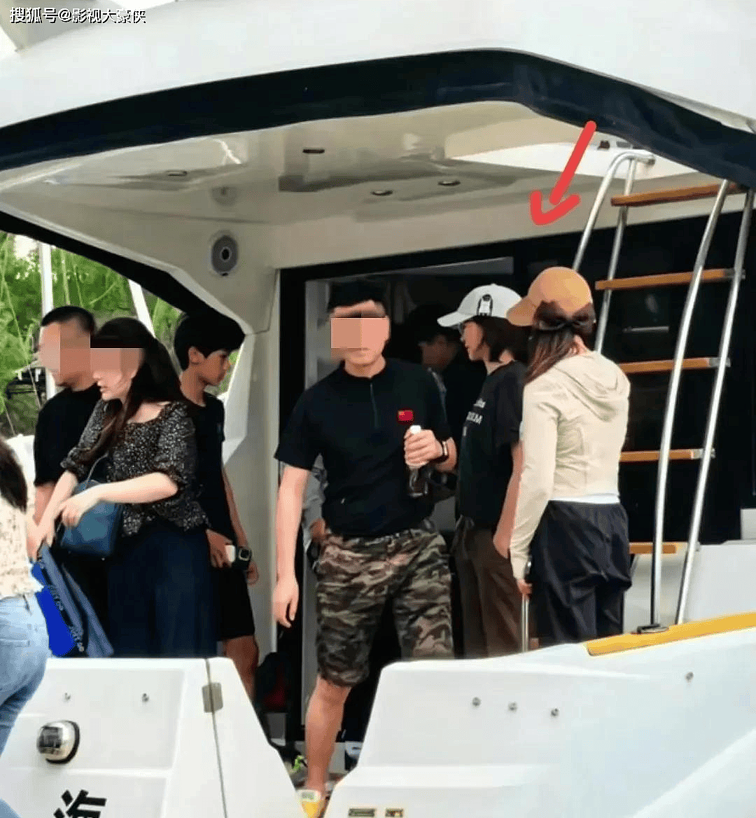 51岁董卿带孩子五一游苏州！素颜出镜气质很好，央视风范不减当年（组图） - 3