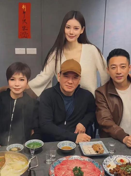 马筱梅爸妈真实身份被扒,梅妈以前卖早餐,年轻时候的照片曝光(组图) - 1