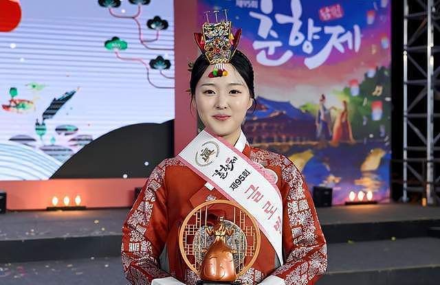 金发碧眼！白人女孩成韩国传统“春香美人”...（组图） - 3