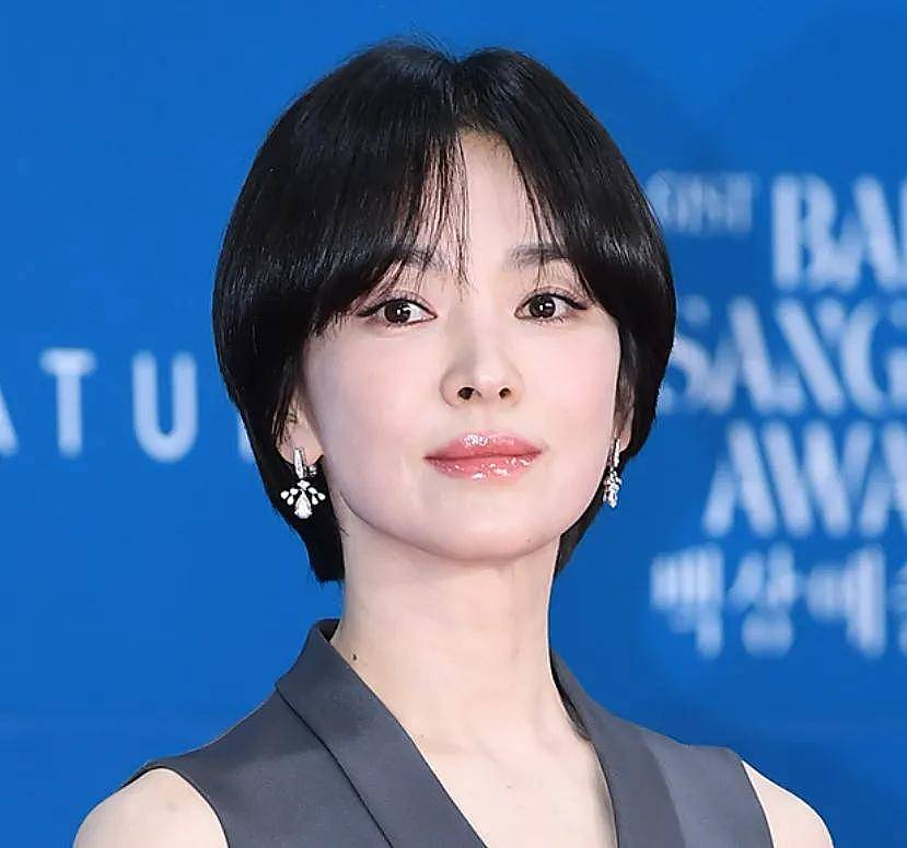韩国百想大赏红毯生图来了！宋慧乔短发显老，张娜拉脸僵，IU胖了...（组图） - 6