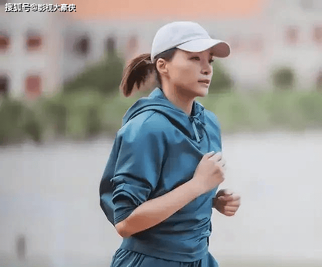 51岁董卿带孩子五一游苏州！素颜出镜气质很好，央视风范不减当年（组图） - 5