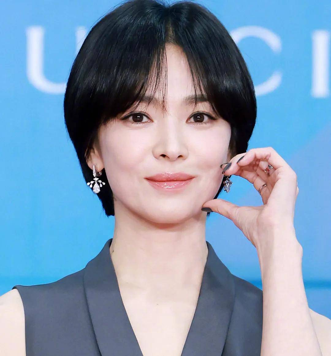 韩国百想大赏红毯生图来了！宋慧乔短发显老，张娜拉脸僵，IU胖了...（组图） - 12