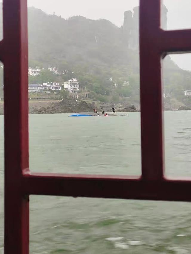 狂风骤雨中,女船长带游客平安上岸又迅速返回救援(组图) - 4