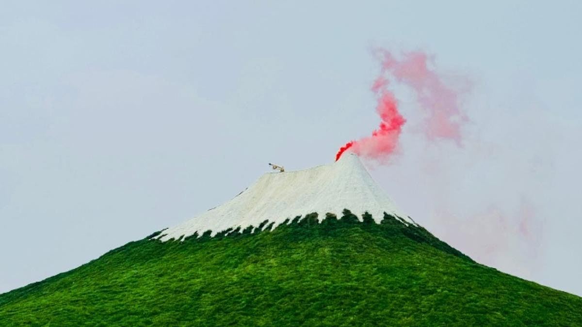 土堆涂白漆!河北“山寨富士山”成五一热门景点,门票乘机加价挨轰(组图) - 3