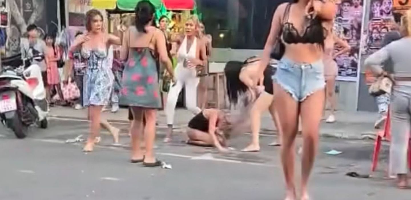 泰三性姐妹狗爬式斗殴,街头扯发拖地呼巴掌!路人看傻(图) - 1