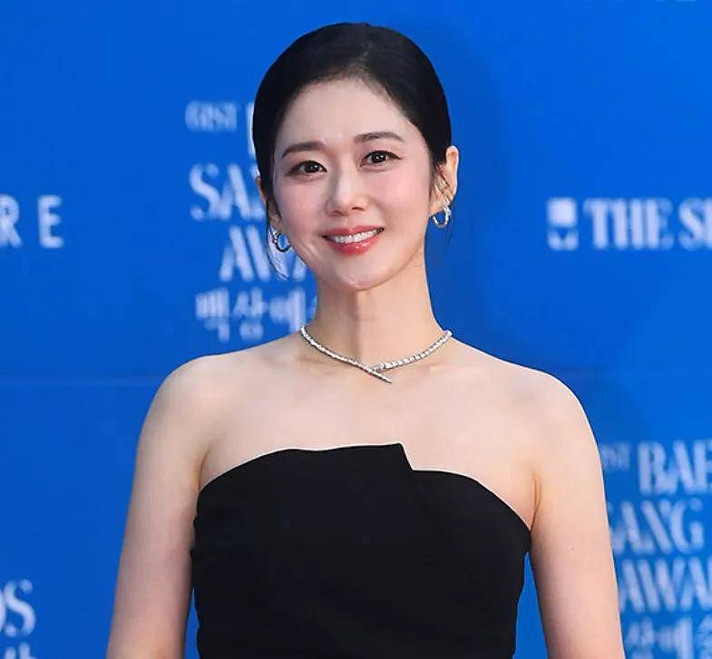 韩国百想大赏红毯生图来了！宋慧乔短发显老，张娜拉脸僵，IU胖了...（组图） - 8