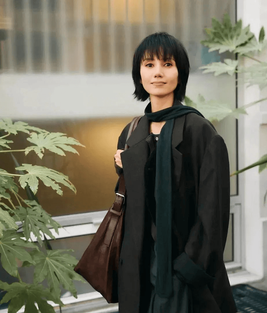 【时尚】47岁袁泉巴黎放飞自我！穿“麻袋裤”剪短发，不仅不丑还意外时尚又高级（组图） - 1