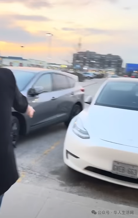 华人车主怒怼“占位大妈”！遭当面种族歧视+恶毒诅咒，网友全网力挺（视频/组图） - 2