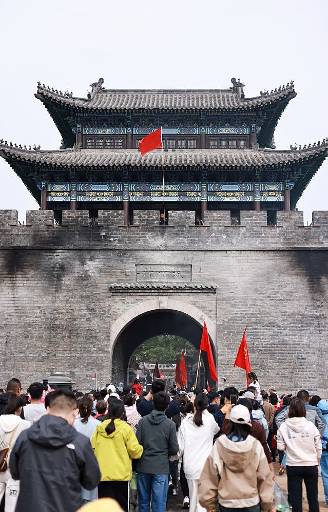 “跟着团长打县城”假期爆火,知名演员客串反派!网友:怕收不住手(组图) - 7